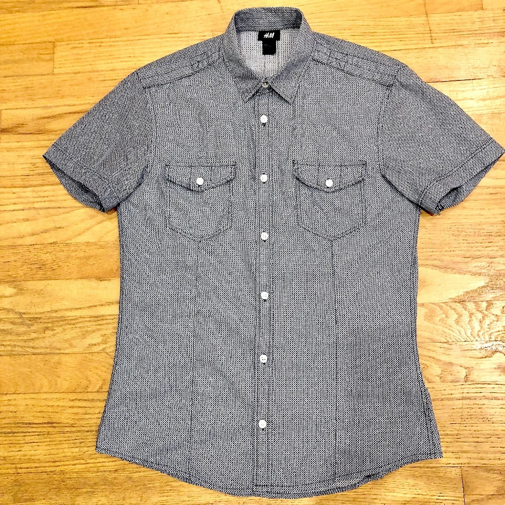 H&M Sexy Fitted Short Sleeve Blue & White Pattern Shirt With Shoulder Epaulettes - Picture 8 of 14